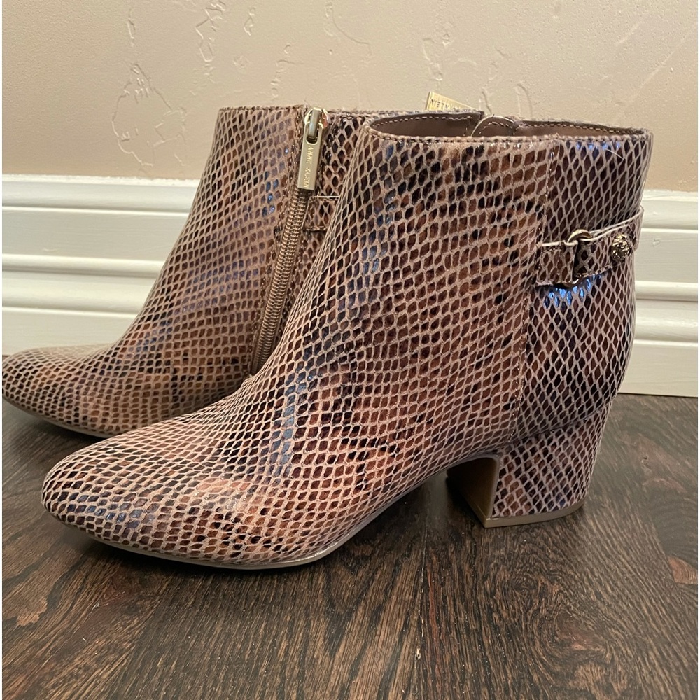 Anne Klein women’s size 8 snakeskin man made. Never wore new